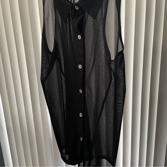Black Collared Button Down Sleeveless Blouse - Picture 4 of 4